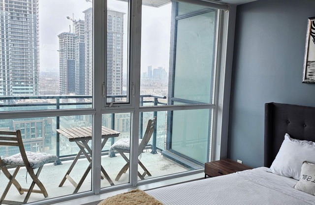 Beautiful Condo with spectacular views + 1 Parking in Mississauga Downtown