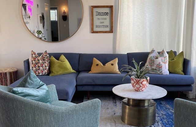 Beautiful cottage-2 bedrooms in the heart of Carson with parking