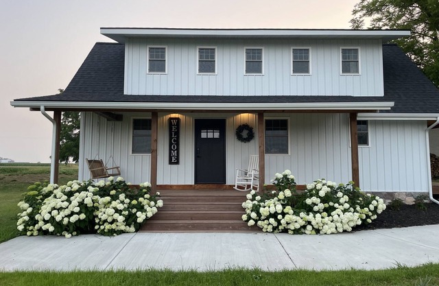 Beautiful Country Cottage: fire pit, near MSU, Antiques, Winery & trails