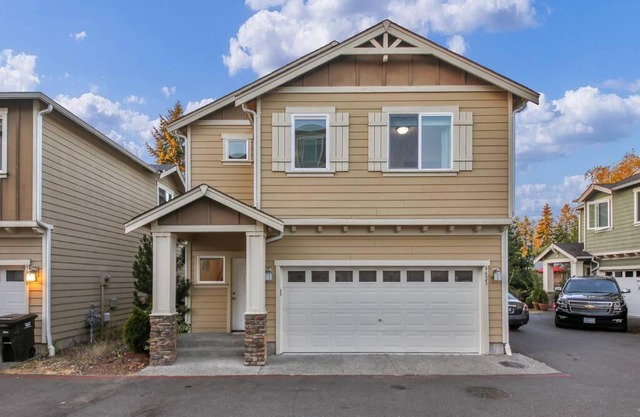 Beautiful craftsman style 4BDs, 2.5Baths Townhome