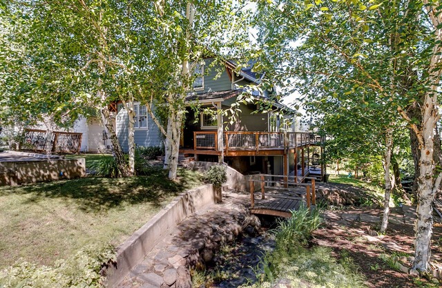 Beautiful Creekside DT Hood River Home, balcony w/River Views, walk to town