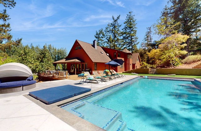 Beautiful dog-friendly Sebastopol home w/private pool & game room