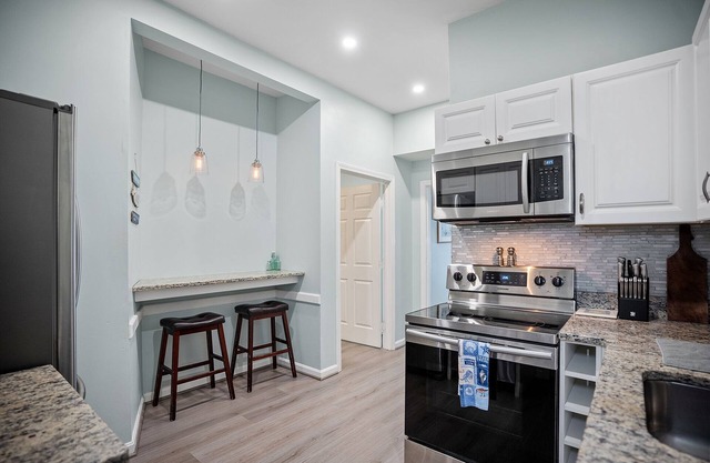 Beautiful Downtown Apartment on Thames Street, Walk to Everything - Sleeps 6