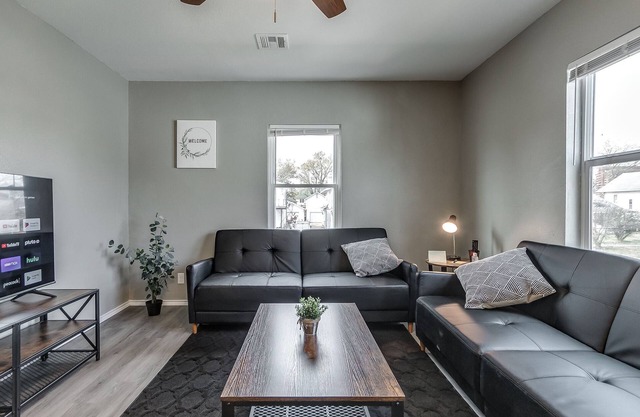 Beautiful Downtown modern 1 BR. 1 BA Washer+ Dryer