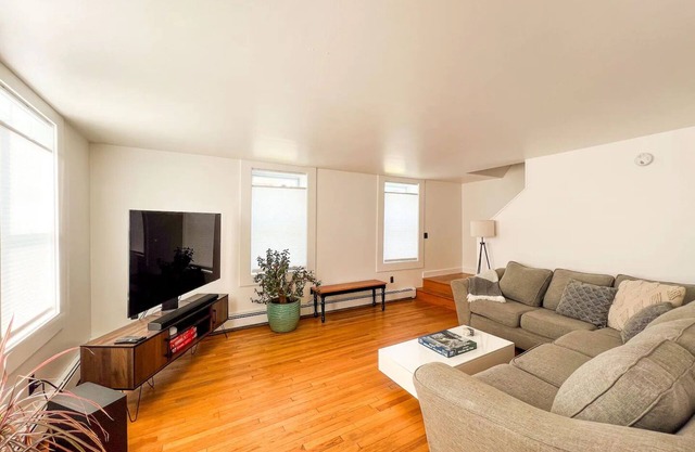 Beautiful Downtown 3 Bedroom 1 & 1/2 Bath/High Speed Internet/Cable/Desk