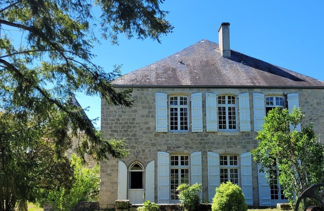 Beautiful estate with swimming pool and wooded grounds