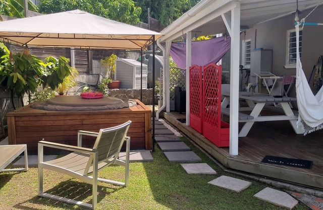 Beautiful F2 at Villa Didi, sea view, air conditioning, spa, pool, garden, boat
