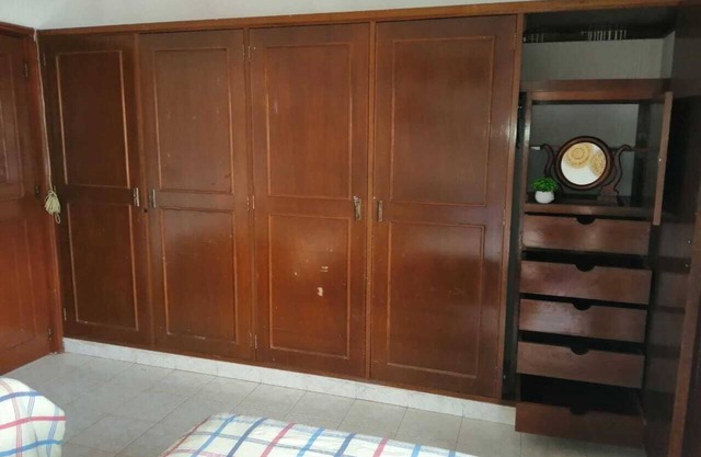Beautiful family home, centrally located, 10 minutes from the shopping center and the station.