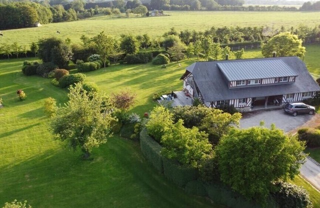 Beautiful family home with heated pool and tennis court 15 minutes from Deauville