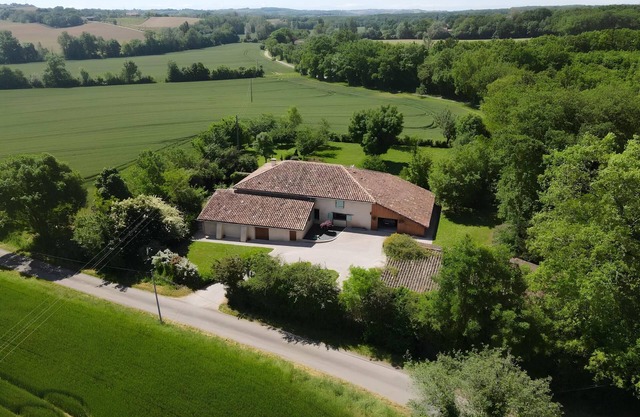 Beautiful family home in a quiet location, quality fittings and tasteful decoration.