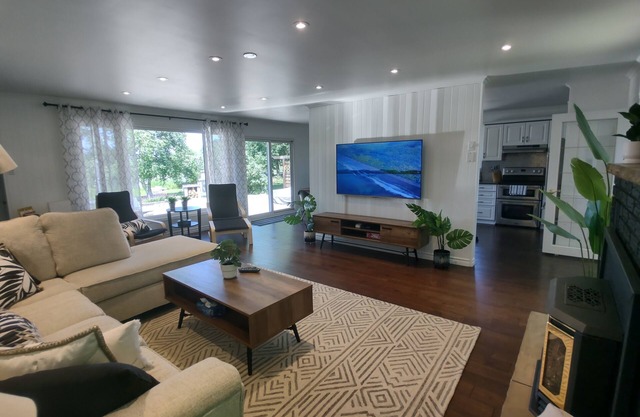 Beautiful family lakefront cottage