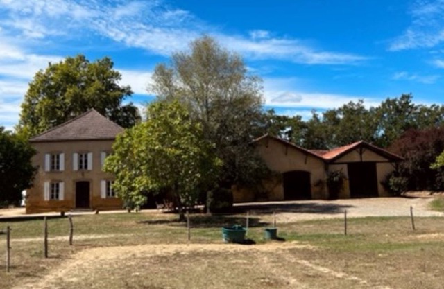 Beautiful family property with swimming pool, horses, charm and authenticity.