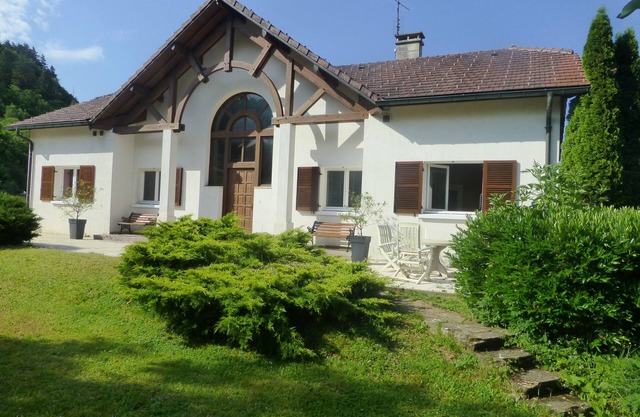 Beautiful family residence on the lake route