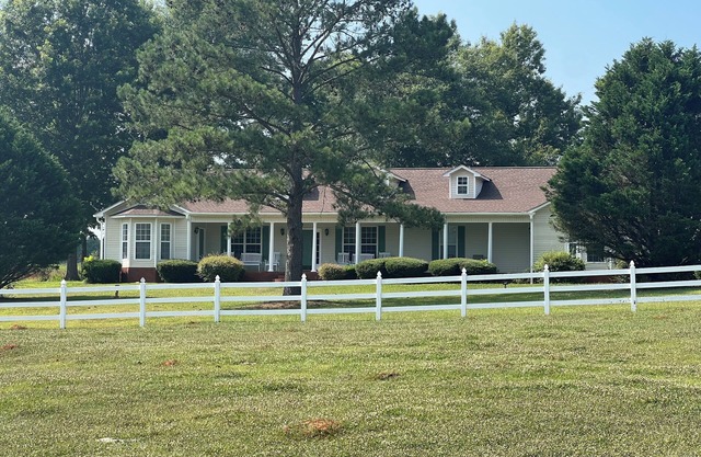 Beautiful family-sized retreat near Troy University. Large Porch & Cozy Patio!