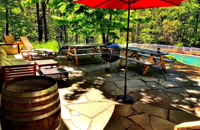 Beautiful Farm House, 30 acres private estate with pool