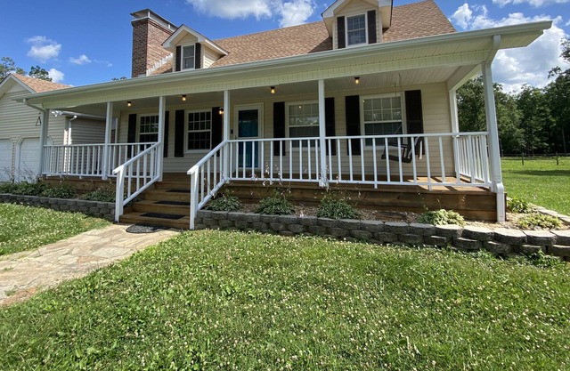 Beautiful farmhouse with animals on property! Close to Jack Daniels