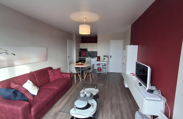 Beautiful apartment F2- 50 meters from the beach with balcony -Juno beach
