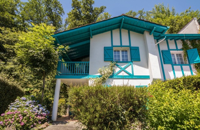 Beautiful typical Basque apartment in residence with swimming pool