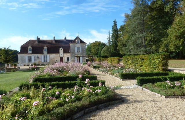 beautiful seventeenth chartreuse, all comfort, fenced pool, near Bergerac