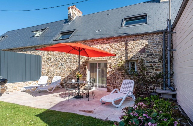 Beautiful apartment in villa for 4 guests with WIFI, TV, terrace, pets allowed and parking