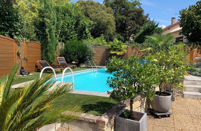BEAUTIFUL FULL FOOT HOUSE WITH POOL CLOSE TO TOWN CENTER AND DORDOGNE