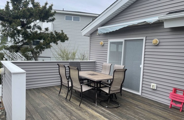 Beautiful fully renovated house, 1 short block from the beach.