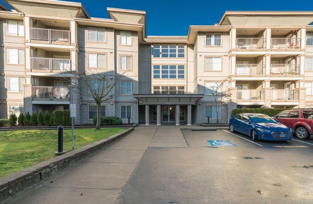 Beautiful furnished 2 bedroom condo with views! (Chilliwack) Long-Term Rental.