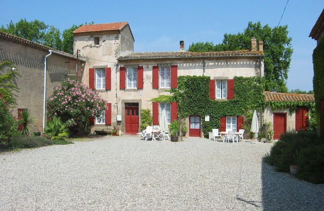 Beautiful gite with pool in ancient wine domaine
