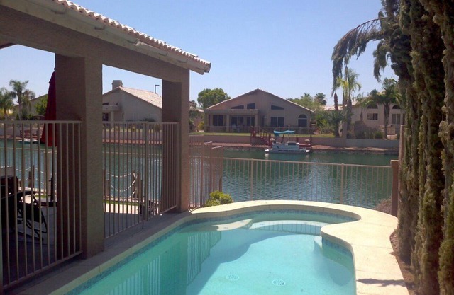 Beautiful Glendale Home, 3BR/2BA - Lakefront w/Private Pool, 15 min to Stadium