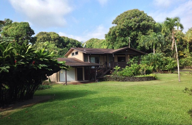 Beautiful Hana, Near Waianapanapa State Park. STR 216/0003 TA186-656-9728-01