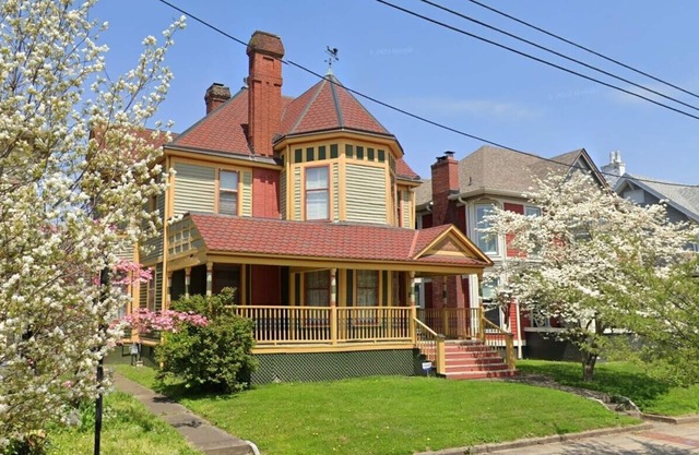 Beautiful historic home close to Louisville - Sleeps 12!