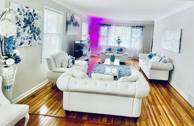 Beautiful home closer to 3M. Large space for parties It hold up to 40 peoples