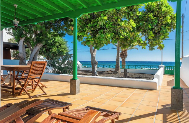 Beautiful Home Directly on the Beach with Large Patio, Garden, Ocean View & Wi-Fi