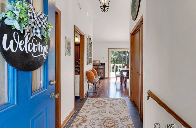 Beautiful home, Hot Tub, great views, easy access to downtown and Territory