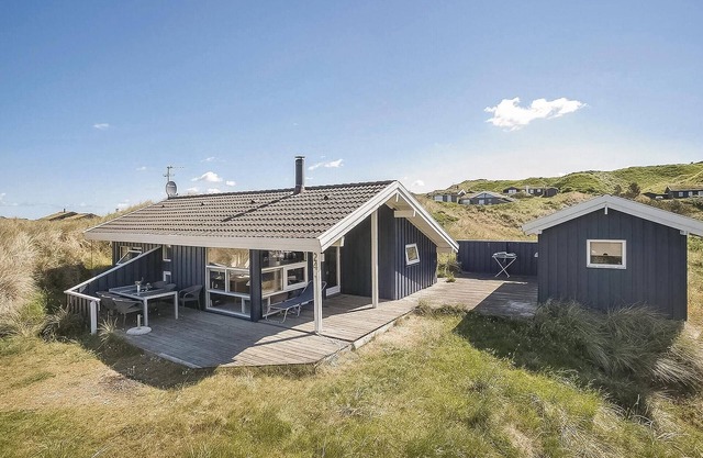 Beautiful home in Blokhus with WiFi