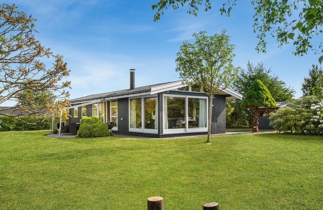 Beautiful home in Dronningmølle