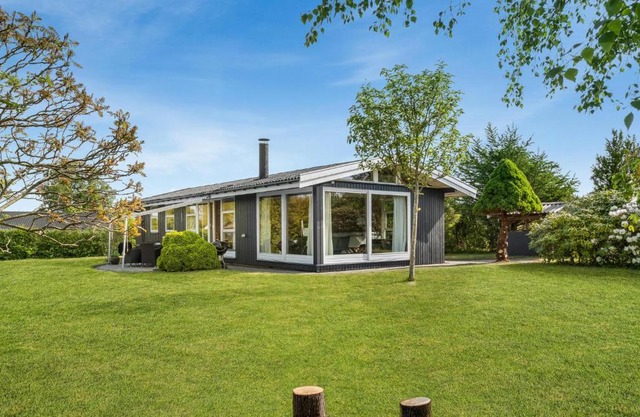 Beautiful Home In Dronningmølle
