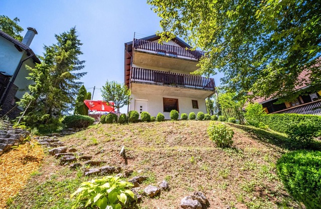 Beautiful home in Duga Resa with WiFi