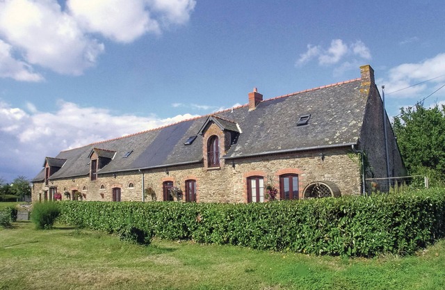 Beautiful home in Eancé with kitchen