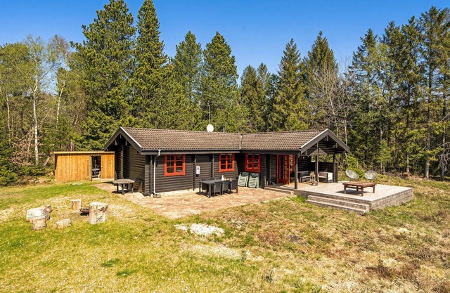 Beautiful home in Hadsund with kitchen