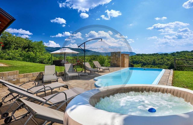 Beautiful home in Kraljev Vrh with WiFi