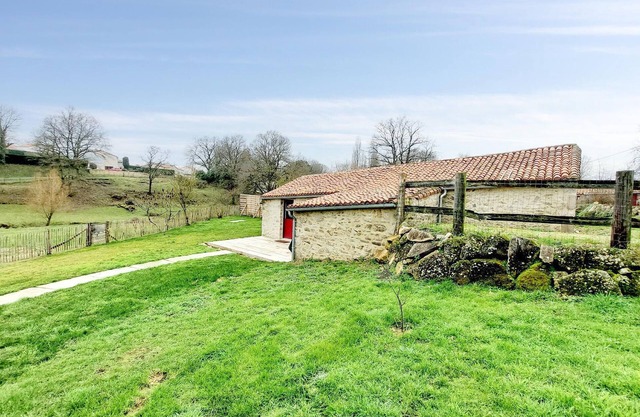 Beautiful home in Mauléon with Wi-Fi