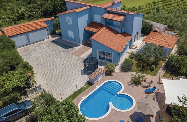 Beautiful home in Pula with WiFi