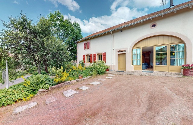 Beautiful home in Taintrux with WiFi