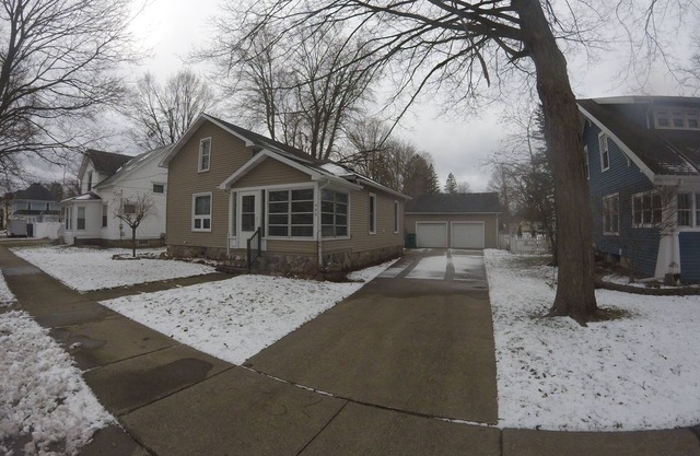 Beautiful home in the heart of Charlotte! Pet friendly with fenced in yard! n