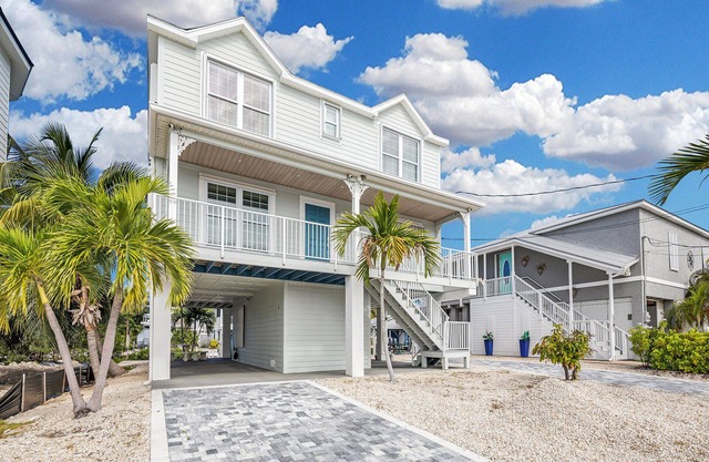 Beautiful House on Canal - minutes to the Atlantic, no bridges