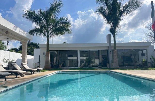 Beautiful House in quiet neighborhood 15 min from airport