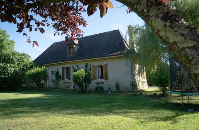 Beautiful House with Pool & Spring, 15 Mins from Airport, 10 Mins Bergerac Town