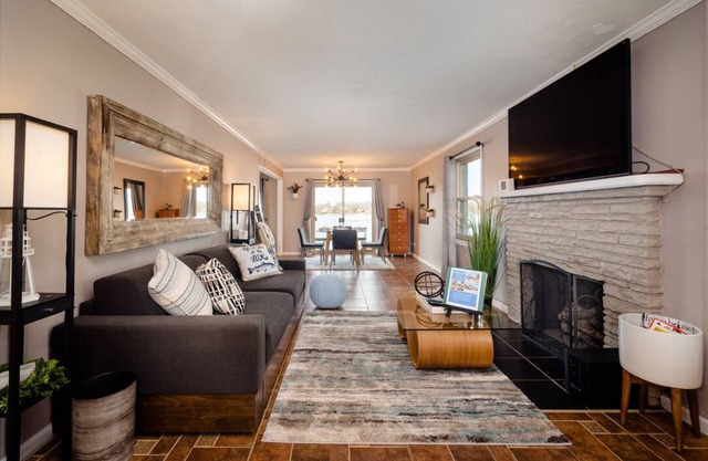 Beautiful lakefront with hot-tub 2bedroom +WiFi on all sports Cooley lake