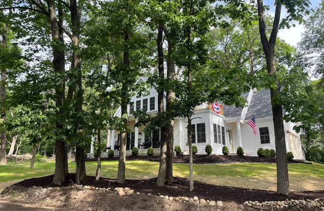 Beautiful Lake Cottage - Great for large families or group events!